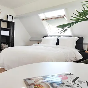 Guest house At The Amstel River With 2br 2ba And Garden, Amstelveen